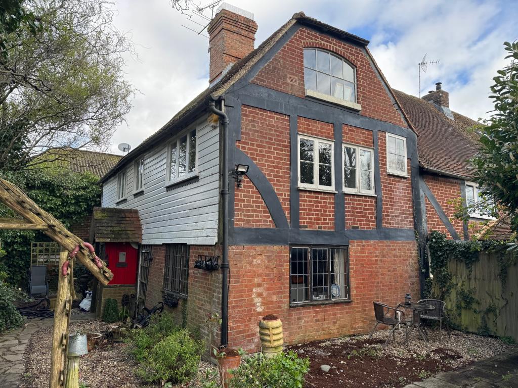 Lot: 107 - PERIOD PROPERTY FOR IMPROVEMENT - External photograph of property